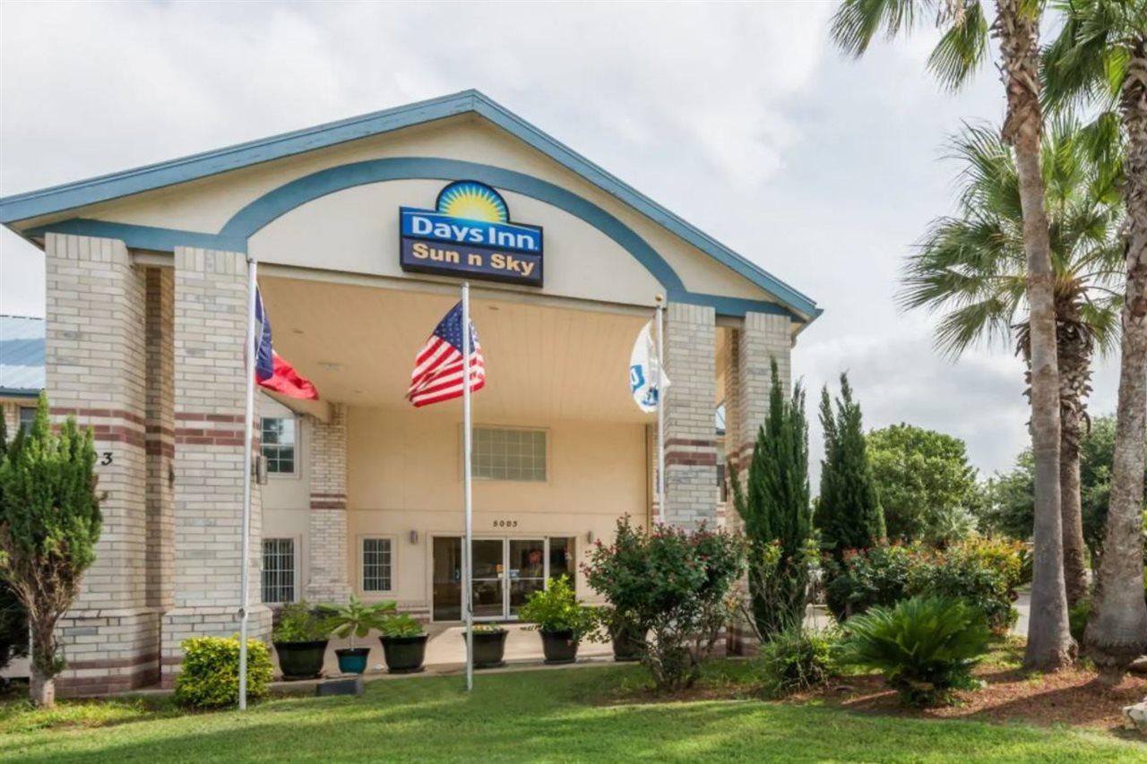 Days Inn By Wyndham San Antonio Southeast Frost Bank Center Экстерьер фото