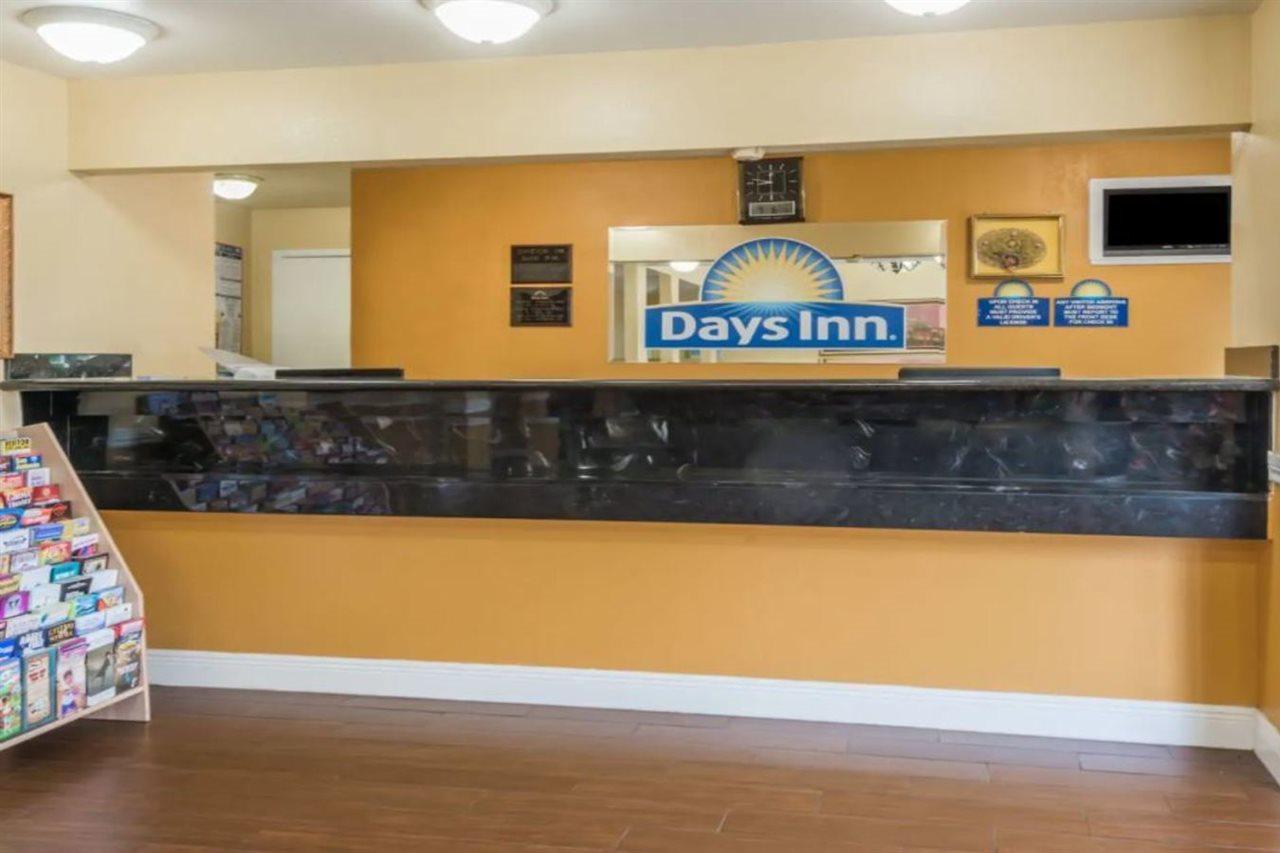 Days Inn By Wyndham San Antonio Southeast Frost Bank Center Экстерьер фото