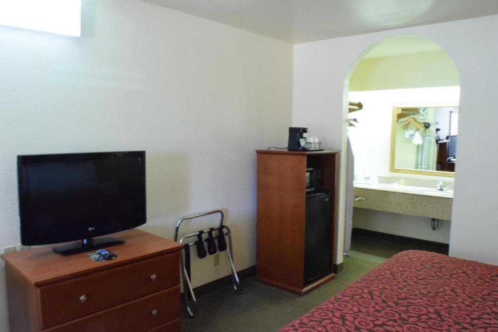 Days Inn By Wyndham San Antonio Southeast Frost Bank Center Экстерьер фото