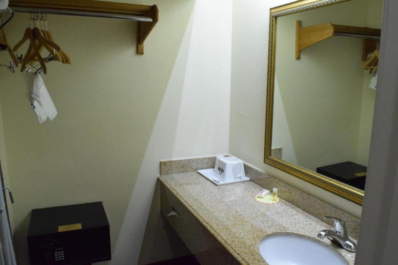 Days Inn By Wyndham San Antonio Southeast Frost Bank Center Экстерьер фото