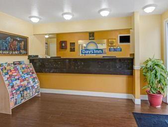Days Inn By Wyndham San Antonio Southeast Frost Bank Center Экстерьер фото
