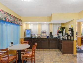 Days Inn By Wyndham San Antonio Southeast Frost Bank Center Экстерьер фото