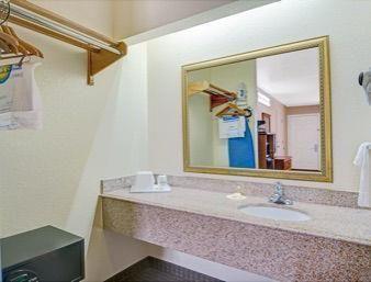 Days Inn By Wyndham San Antonio Southeast Frost Bank Center Экстерьер фото