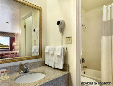 Days Inn By Wyndham San Antonio Southeast Frost Bank Center Экстерьер фото