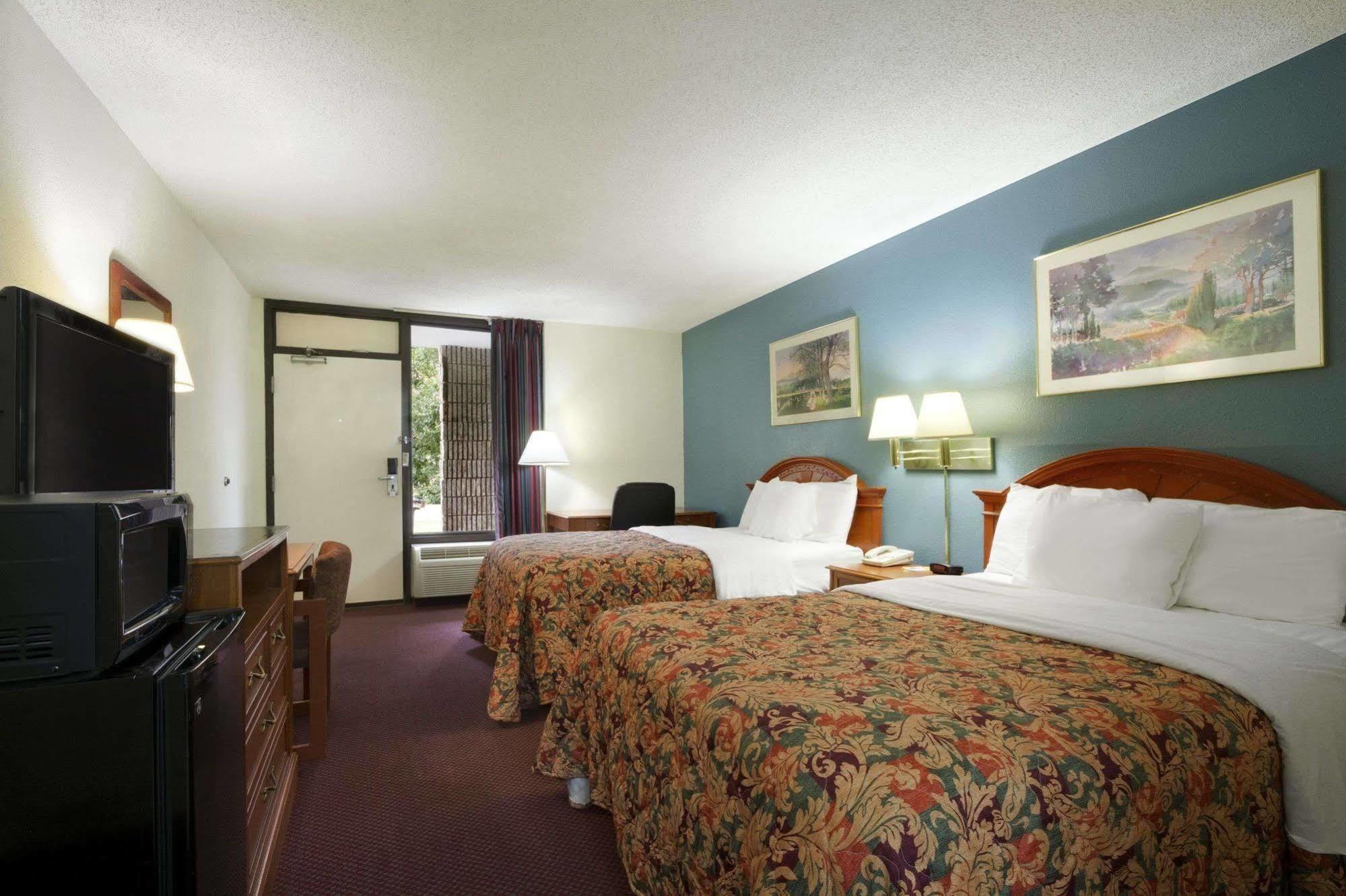 Days Inn By Wyndham San Antonio Southeast Frost Bank Center Экстерьер фото