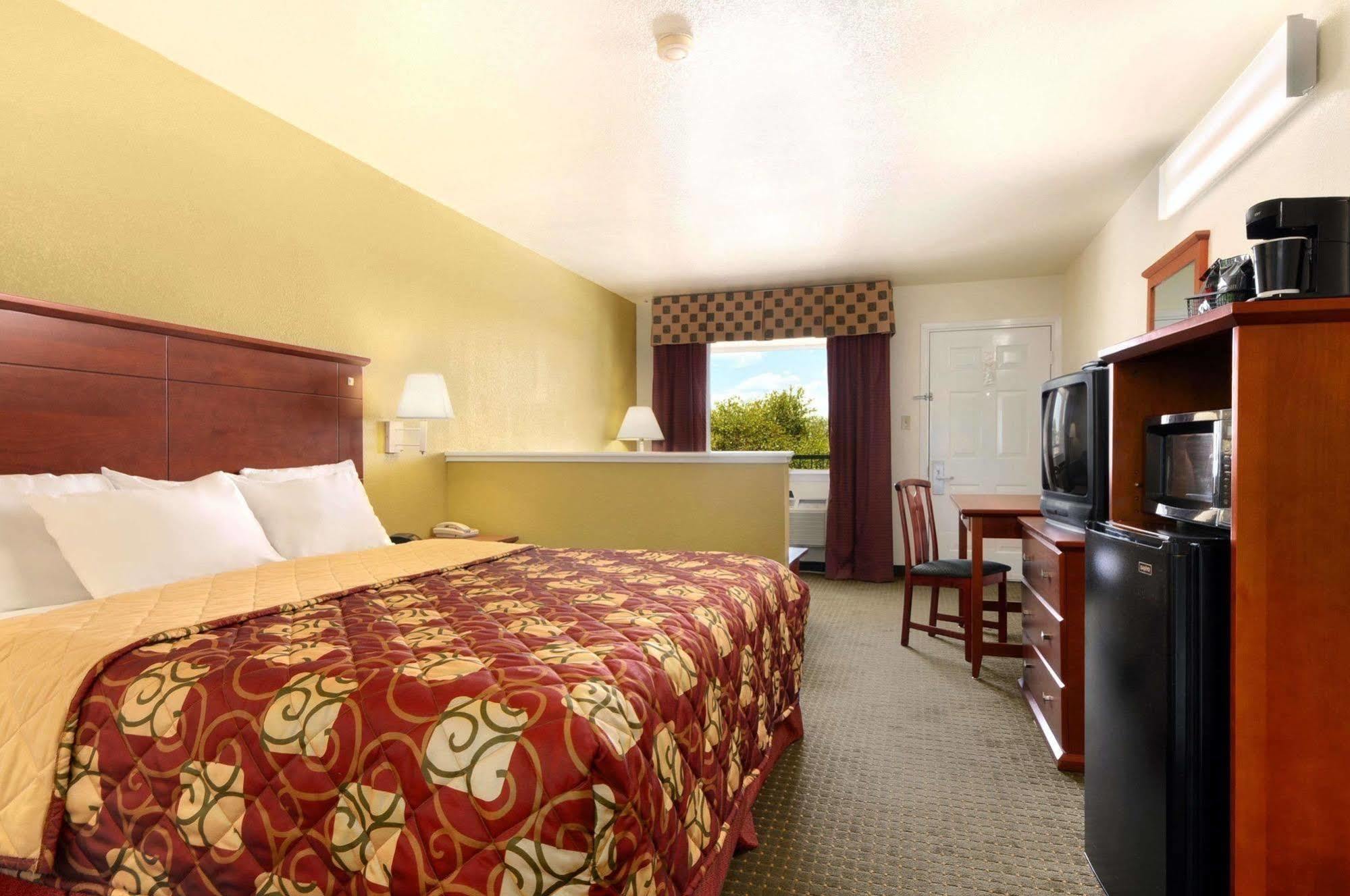 Days Inn By Wyndham San Antonio Southeast Frost Bank Center Экстерьер фото