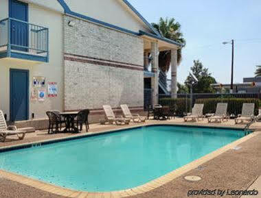 Days Inn By Wyndham San Antonio Southeast Frost Bank Center Экстерьер фото